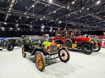 La collection de voitures anciennes de plus de 100 ans n'a pas manqué d'attirer de nombreux visiteurs (c) GAD