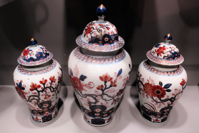 Série de 3 vases japonisant du XVIIIe siècle du style traditionnel