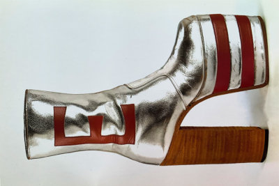 Modèle Elton John le Musée Bata raconte l'histoire de la chaussure illustrée par des créations portées par des stars